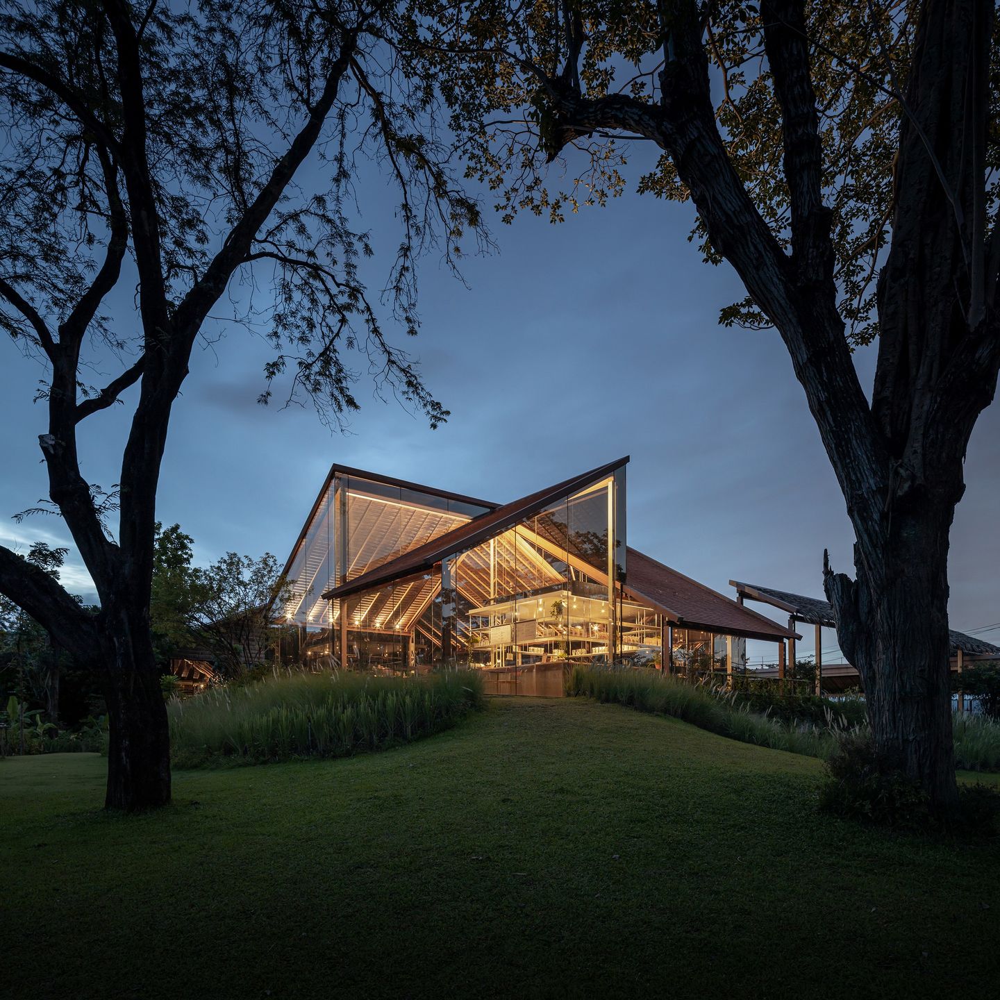 XÂY DỰNG QUÁN CAFÉ THÉP TIỀN CHẾ ĐỘC ĐÁO – HIỆN ĐẠI