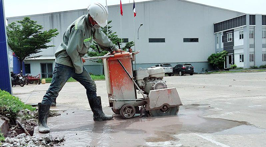 EXPERIENCE CUTTING CONCRETE ROADS EFFICIENTLY